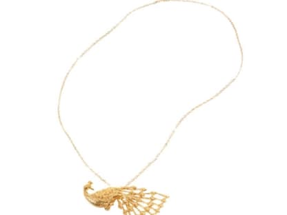 Stolzer Pfau: Goldkette von Moss Mills über mytheresa.com, ca. 300 Euro 
