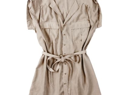 Aufmarsch der Klassiker: Safari-Chic und Military-Style gehen diesen Sommer zum ersten Mal eine geniale Verbindung ein.
Kurzarmbluse mit Bindegürtel von 
Tiger of Sweden, ca. 130 Euro 