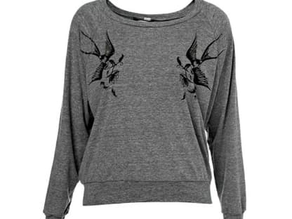 Sportlich: Sweater mit Schwalben von Topshop, ca. 40 Euro
