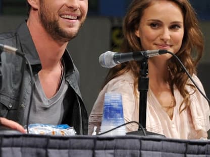 Hübsches Duo: Chris Hemsworth (Bruder von Miley Cyrus Freund Liam) und Natalie Portman präsentierten ihren neuen Fantasy-Film "Thor" ...