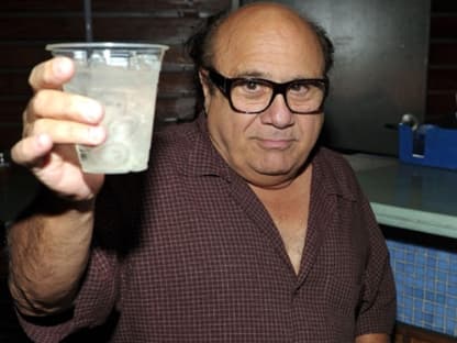 Danny DeVito stößt auf seinen neuen Film "Its Always Sunny in Philadelphia" an