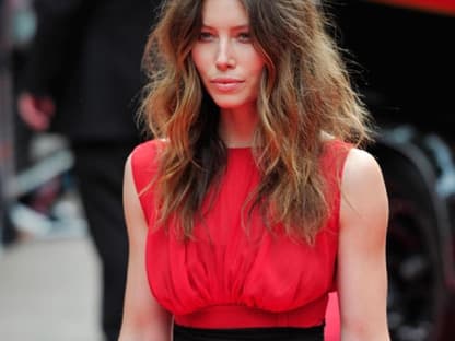 Pretty in Red: Jessica Biel auf dem roten Teppich des Empire Leicester Square in einer feuerroten Robe von Giambattista Valli