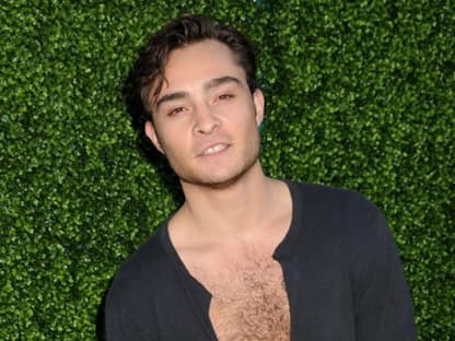 Mit geschwellter Brust posierte "Gossip Girl"-Womanizer Ed Westwick für die Fotografen