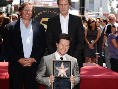 Da kniet er nieder: Mark Wahlberg ist sichtlich stolz über seine Auszeichnung. Damit gehört er zu den ganz Großen Hollywoods