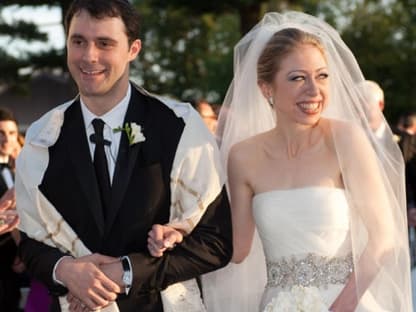 Happy Couple: Chelsea Clinton hat zu ihrem 32-jährigen Investment-Banker Marc "Ja" gesagt. Überglücklich lässt sich das Paar von den über 500 Gästen feiern