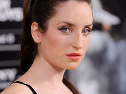 Schauspielerin Zoe Lister-Jones mit ernster Miene