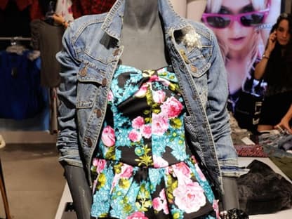 Niedlich: Blümchen-Kleid mit Jeans-Jacke