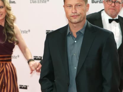 PHOTOBOMB! Til Schweiger ärgert es, dass er kein Einzelfoto bekommt