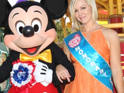 Obwohl "Mickey" sonst eher auf dunkelhaarige Damen steht (siehe "Minnie"), macht er für Jenny Garth gerne eine Ausnahme