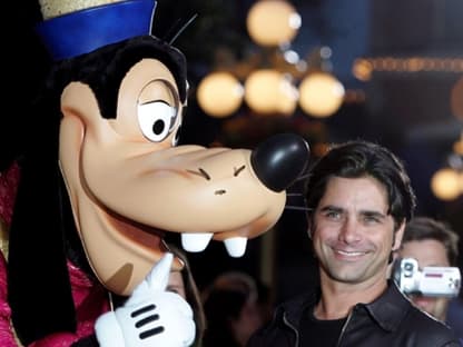 Die zwei haben gut lachen: Was "Goofy" Schauspieler John Stamos wohl gerade ins Ohr flüstert?