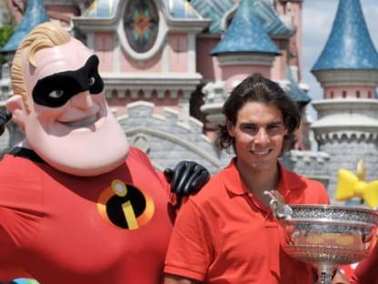 Sehen beide mächtig stolz aus: Tennis-Star Rafael Nadal mit "Mr. Incredible"