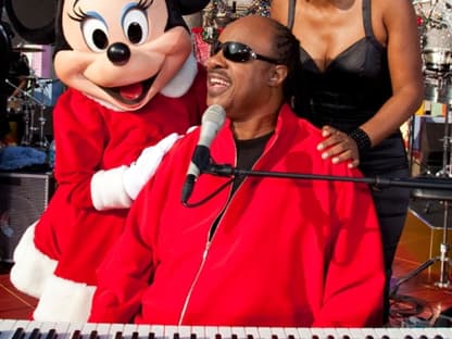 Musiklegende Stevie Wonder bringt seinen Herzdamen ein Ständchen am Keyboard