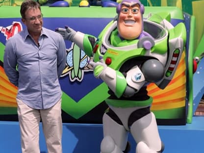 Tim Allen und "Buzz Lightyear" fliegen zusammen "bis zur Unendlichkeit und noch viel weiter" ...