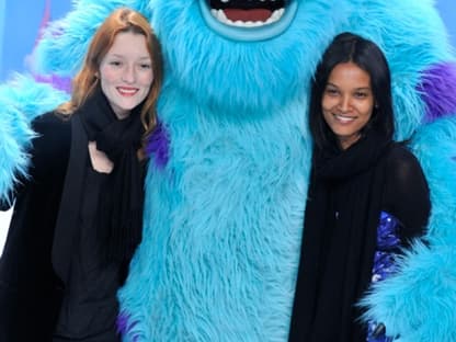 Model Lya Kebede und ihre Freundin mögen es flauschig und kuscheln sich an Monster "Sulley"