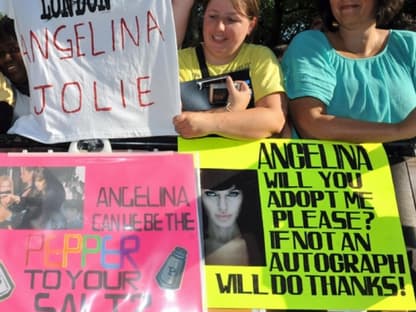 Publikumsliebling: Angelina zeigte sich ihren wartenden Fans so offen wie nie. Adoptions-Angebote blieben nicht aus ...