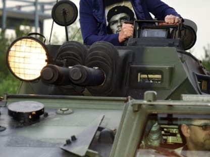 Nicht klecken, sondern klotzen: Comedian Oliver Pocher fuhr in einem Panzer vor 