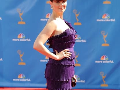 Bezaubernd in einem Pflaumen farbenen Dress: Emily Deschanel