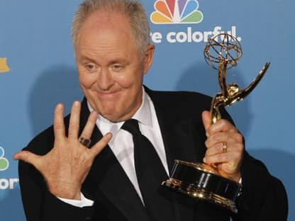 John Lithgow freut sich über seinen Award!