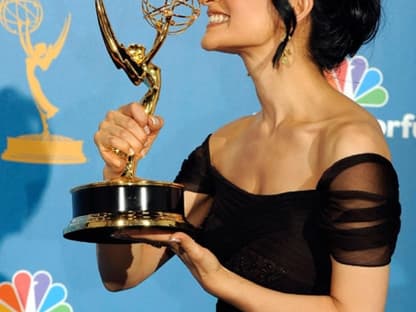 Archie Panjabi mit ihrem Emmy für ihre Rolle in "The Good Wife"