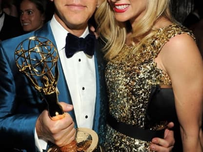 Ryan Murphy mit Heather Morris und seinem Emmy für "Glee"