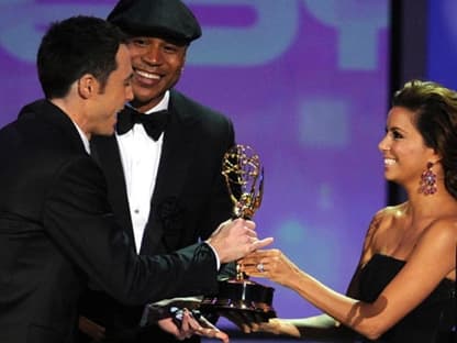 Jim Parsons nimmt den Emmy für von LL Cool J und Eva Longoria Parker entgegen