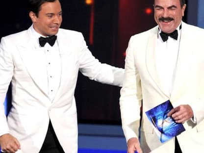 Weiß und Weiß gesellt sich gern: Jimmy Fallon mit Tom Selleck