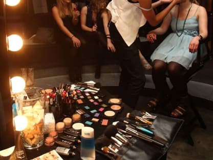 In der Beauty-Lounge verpasste ihnen Manhattan Star-Visagist Eric Schmidt-Mohan ein partytaugliches Make-up