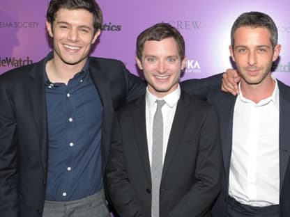 Adam Brody, Elijah Wood und Jeremy Strong feierten ihre neue Romantikkomödie