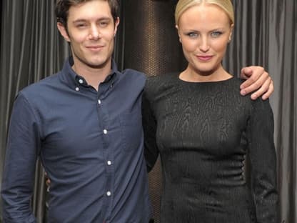 Adam Brody Arm in Arm mit seiner hübschen Kollegin Malin Akerman 