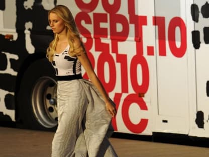 Supermodels wie Karolina Kurkova, Gisele Bundchen und Naomi Campbell eröffneten mit einem Open-Air-Catwalk die grandiose Laufsteg-Show 