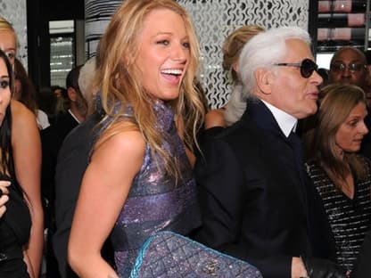 Karl Lagerfeld Arm in Arm mit Blake Lively 