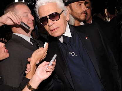 Karl Lagerfeld beantwortet geduldig alle Fragen