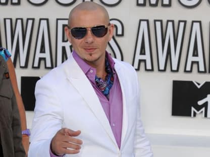 Rapper Pitbull freut sich über so viel geballte Weiblichkeit 