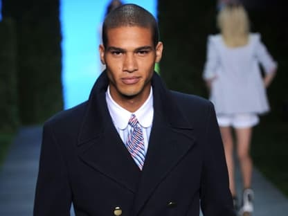 Ein Model auf dem Catwalk bei Tommy Hilfiger