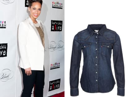 Das Lieblingsteil von Alicia Keys? âMein Jeans-Hemd!", sagt die Sängerin. âEs ist ein Basic-Teil, das alles andere cool aussehen lässt." Das schlichte Hemd von Levi's (über zalando.de, ca. 80 Euro) gehört definitiv in den Kleiderschrank jeder Frau!