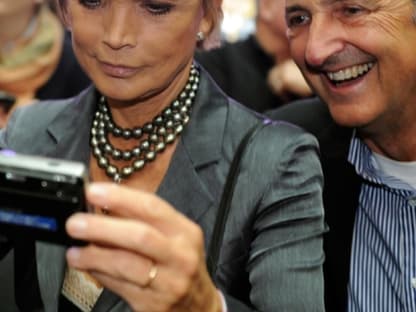 Uschi Glas und ihr Ehemann Dieter Hermann nehmen ein paar Erinnerungsfotos auf