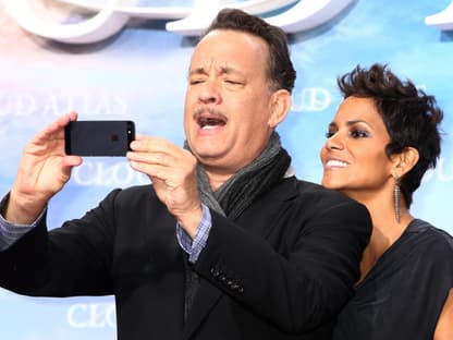 Am Montag, 5. November 2012, feierten Superstar Tom Hanks und Kollegin Halle Berry bei eisigen Temperaturen am Potsdamer Platz in Berlin die Europapremiere ihres neuen Films "Cloud Atlas"