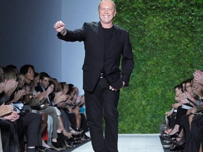 Gefeierter Star: Designer Michael Kors wird nach seiner gelungenen Show vom Publikum bejubelt