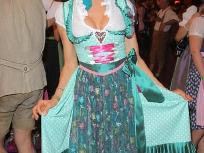 Doreen Dietel präsentiert ihr Dirndl