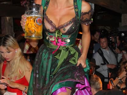 Sexy: Giulia Siegel im freizügigen Dirndl