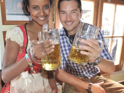 Sara Nuru und der Moderator Stefan Gödde trafen sich beim "ProSieben"-Fest auf der Wiesn