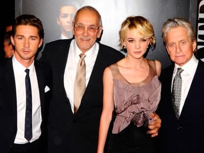 Ein Gruppenbild mit den Kollegen: Michael Douglas mit Shia LaBeouf, Frank Langella und Carey Mulligan