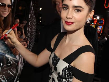 Zur Premiere des Films "Abduction" am 15.09.2011 kam nicht nur eine der Hauptdarstellerinnen Lily Collins - auch Tausende Fans waren da