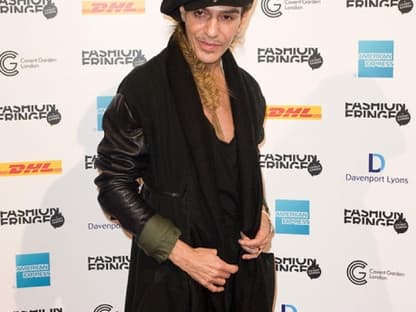 Designer John Galliano wirft sich in Pose