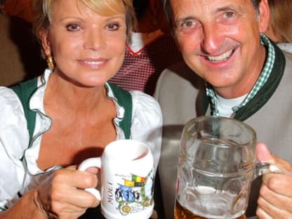 Schauspielerin Uschi Glas stößt mit ihrem Mann Dieter Hermann im Festzelt "Hippodrom" an 