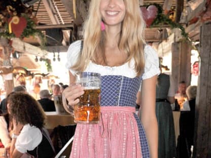 Ein echtes Wiesn-Mädel! Julia Stegner verdankt dem Oktoberfest eigentlich ihre Karriere. Denn hier wurde sie mit 15 Jahren von einem Modelscout entdeckt