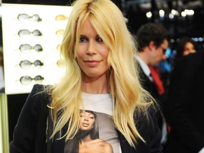 Claudia Schiffer ist ein Fan von Naomi Campbell! Bei der Feier zum 25-jährigen Dolce & Gabbana-Jubiläum trug sie ihr Bild auf dem T-Shirt