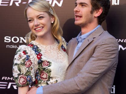 Privat hat Emily, wie sie mit bürgerlichem Namen heißt, ihr Glück mit Hollywood-Beau und Filmpartner Andrew Garfield gefunden. Ein unschlagbares Dream-Team, bei dem nicht nur die Kinokassen klingeln sondern bald auch die Hochzeitsglocken läuten!