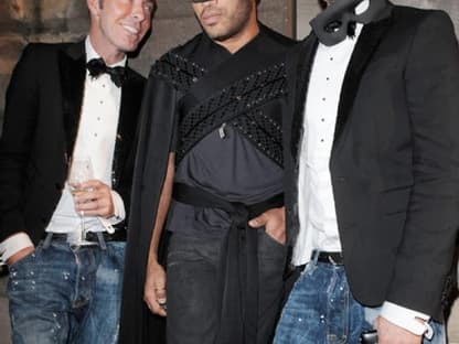 Das Designer-Duo von DSquared, Dan und Dean Caten, nehmen Lenny Kravitz in ihre Mitte