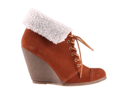 Wedges mit Kunstfell von Asos, ca. 65 Euro